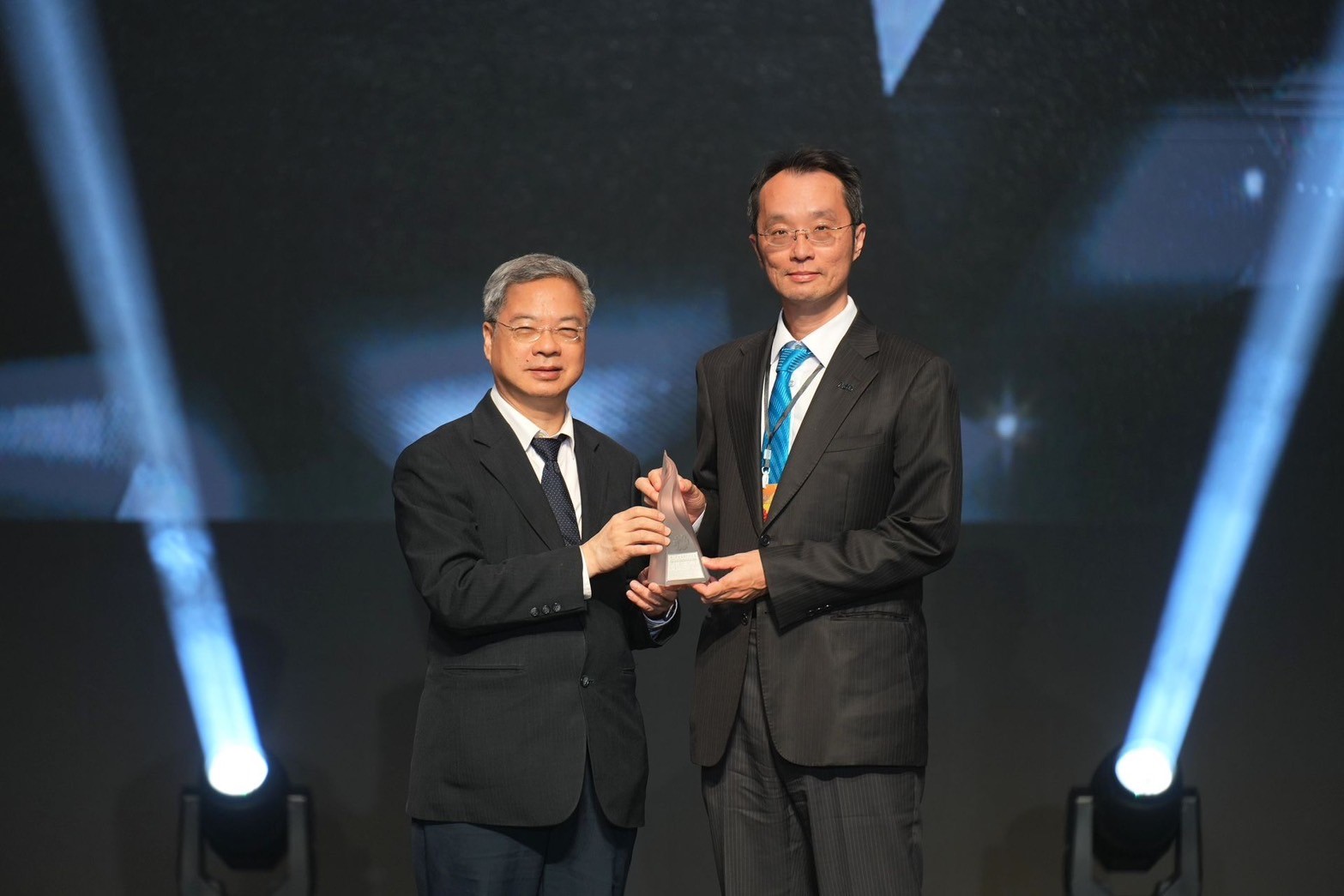 「友達「177吋高透明度Micro LED顯示器」獲得台灣精品銀質獎，由友達光電顯示產品研發總部副總經理吳仰恩（右）代表領獎